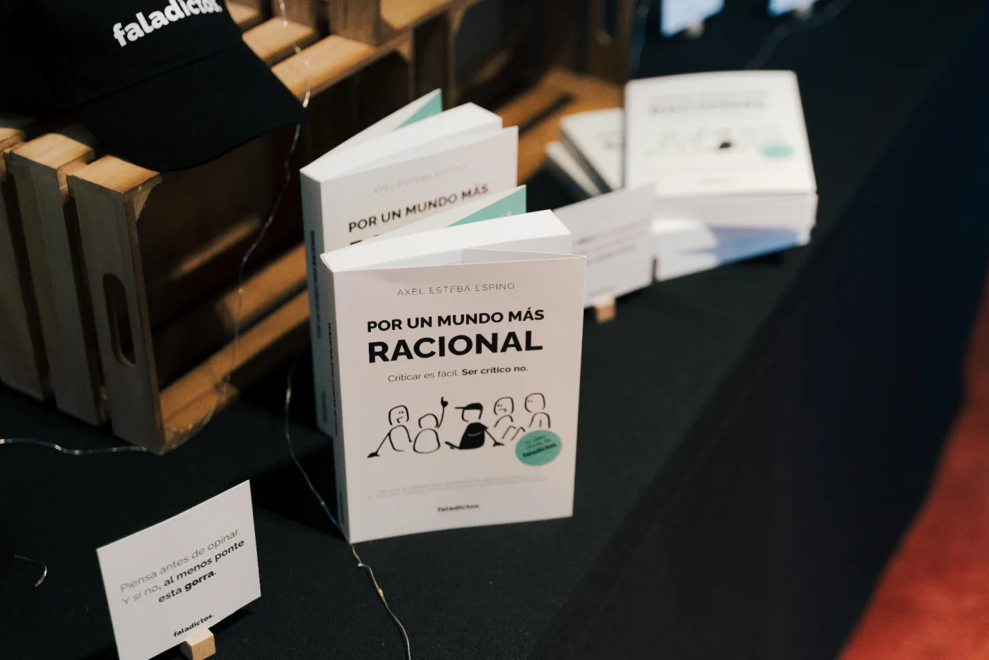 Libros expuestos en evento de Faladictos